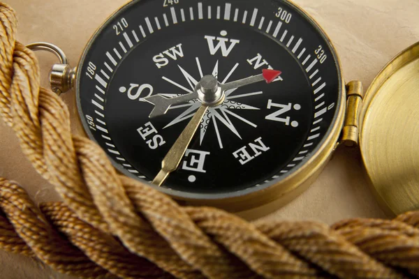 Kompass i bakgrunden — Stockfoto