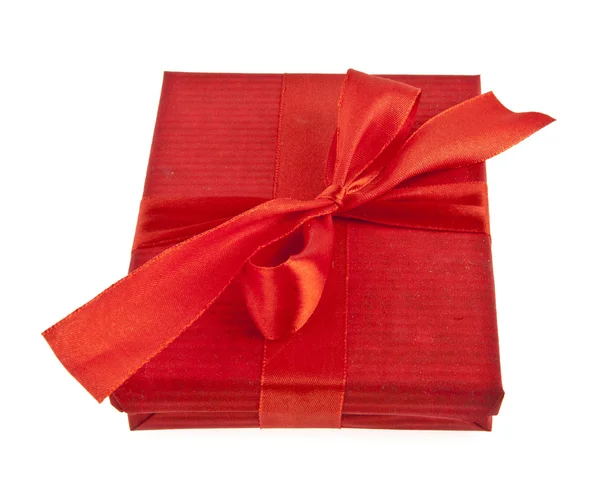 Caja de regalo roja con lazo de cinta — Foto de Stock