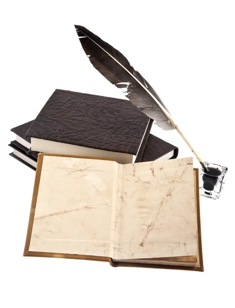 Старі книги, чорнильниця і перо — стокове фото
