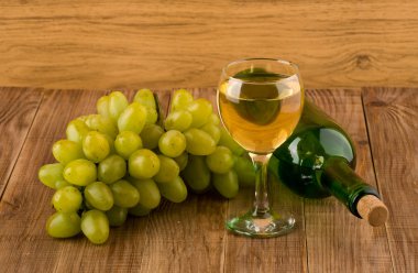 Glasse şarap ve şişe