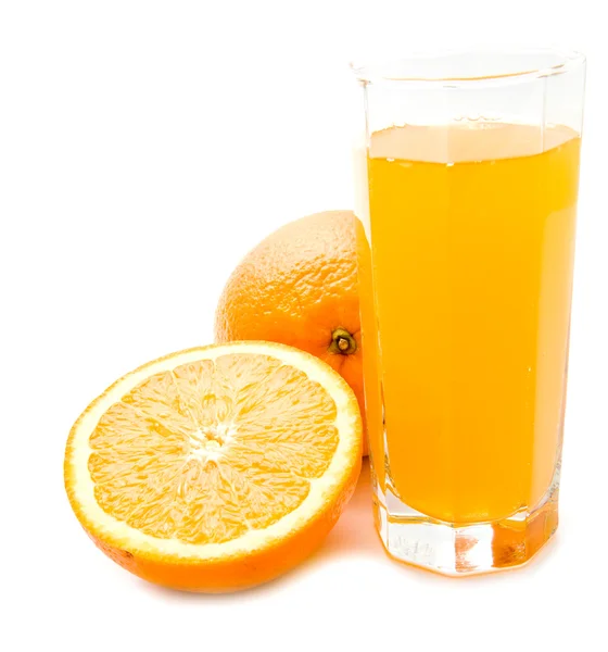Апельсины и сок — стоковое фото