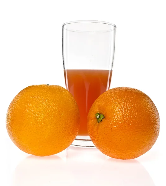 Apelsiner och juice — Stockfoto