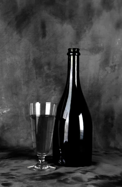 Bardak ve şarap şişesiyle — Stok fotoğraf