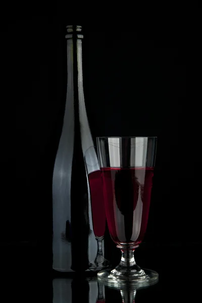 Copo e garrafa com vinho — Fotografia de Stock