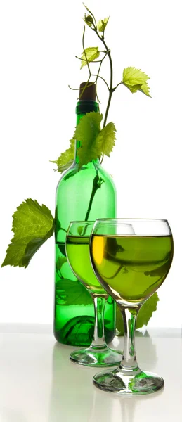 瓶酒在葡萄树 — 图库照片