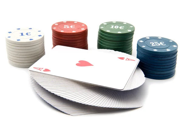 Čipy a mapy pro poker — Stockfoto