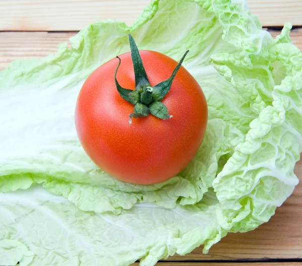 Blad van kool en tomaat — Stockfoto