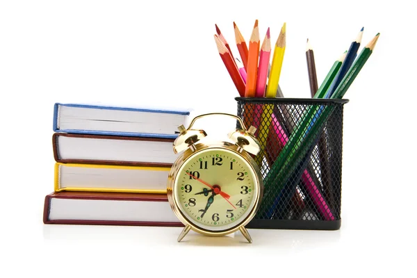 Bücher, Uhr und Bleistifte — Stockfoto