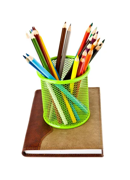 Ноутбук и карандаши — стоковое фото