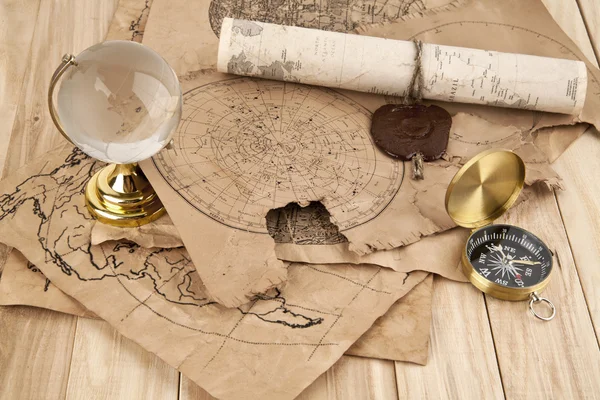 Карта и компас — стоковое фото