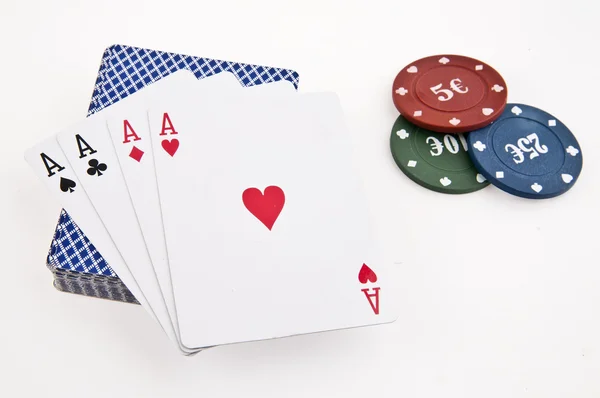 Cartas de jogo e fichas de poker — Fotografia de Stock