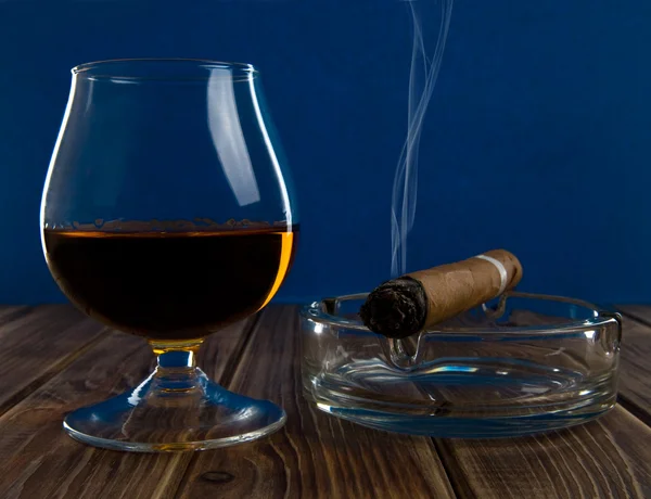 Glass with alcohol and cigar — Stock Photo, Image