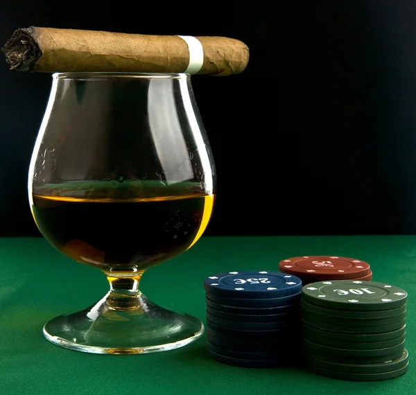 Alcohol, patatas fritas y cigarros —  Fotos de Stock