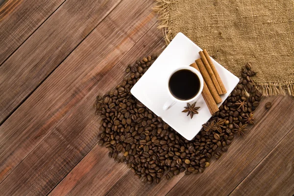 Чашка кофе и зерно — стоковое фото