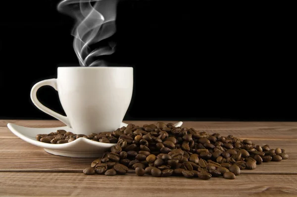 Tazza di caffè con grani — Foto Stock