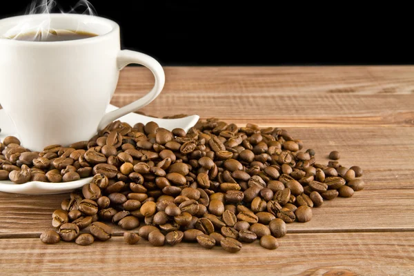 Tazza di caffè con grani — Foto Stock