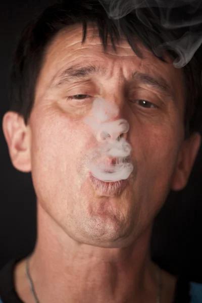 Adam bir puro Sigara — Stok fotoğraf