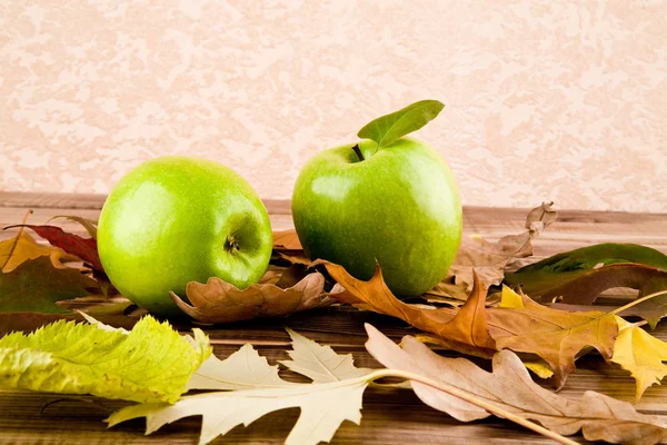 Apples and leaves — Stock Photo, Image