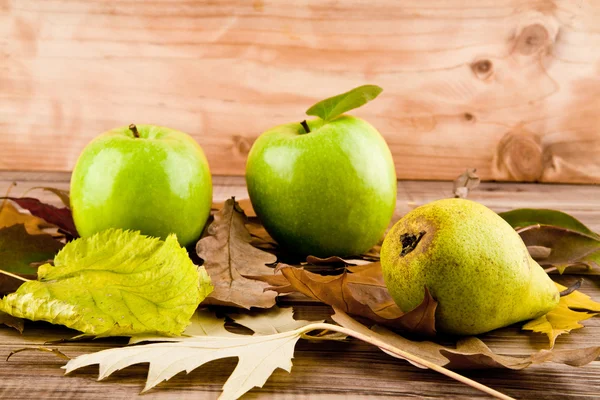 Apples and leaves — Stock Photo, Image