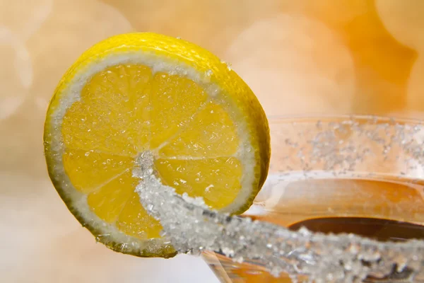 Бокал мартини с лимоном — стоковое фото