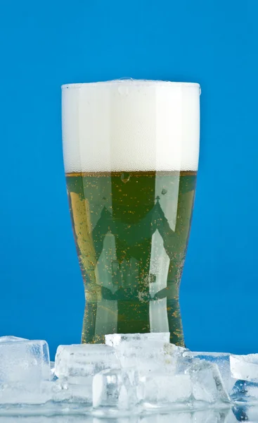 Bicchiere di birra con ghiaccio — Foto Stock