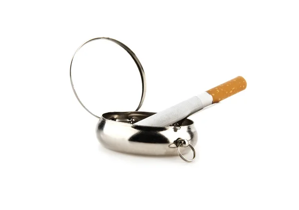 Пепельница и сигарета — стоковое фото