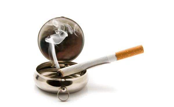 Cigarrillo en un cenicero — Foto de Stock