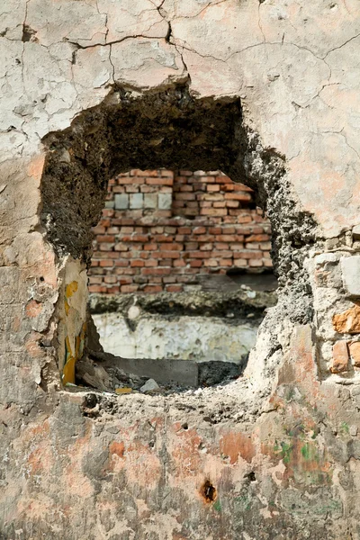 Alte Mauer gesprengt — Stockfoto