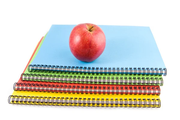 Notizbücher und Apfel — Stockfoto