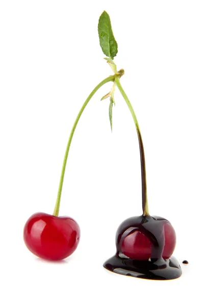 Třešně nebo višně čokoládě — Stock fotografie