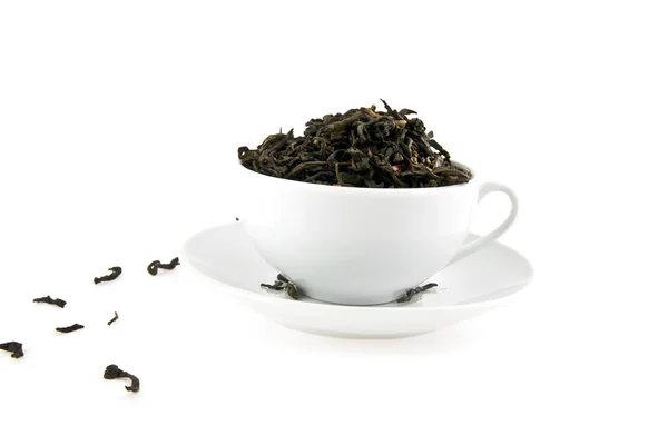 Hojas de té negro en una taza —  Fotos de Stock