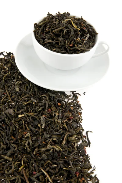 Hojas de té negro en una taza — Foto de Stock