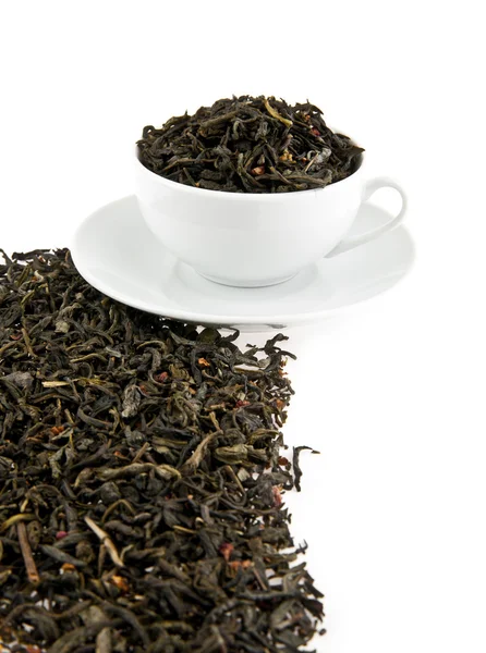 Hojas de té negro en una taza — Foto de Stock