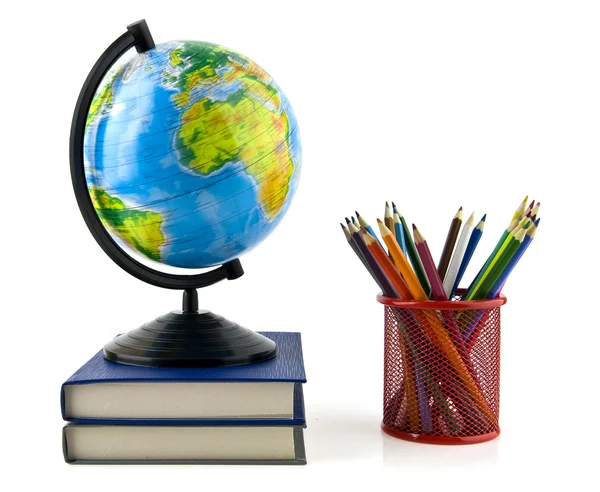 Bücher, Bleistifte und Globus — Stockfoto