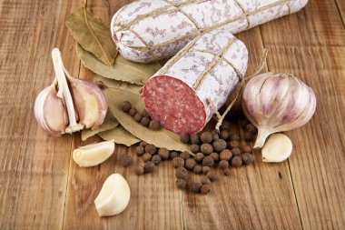 Salame, sarımsak ve defne yaprağı