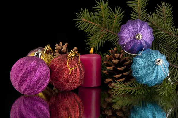 Kerze und Weihnachtsschmuck — Stockfoto