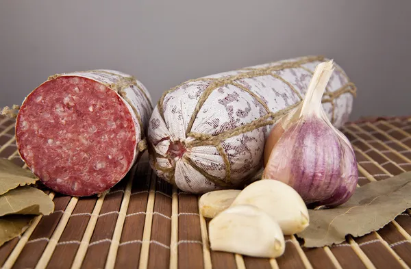 Salame, garlic and laurel leaves — Stock Photo, Image