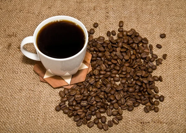 Zrna a šálek kávy — Stock fotografie