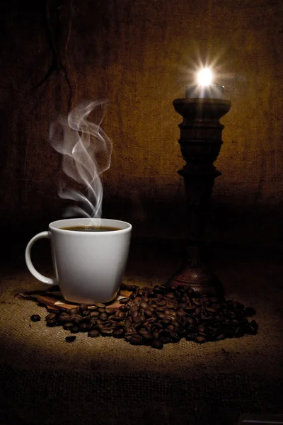 Tasse Kaffee mit Kerze — Stockfoto