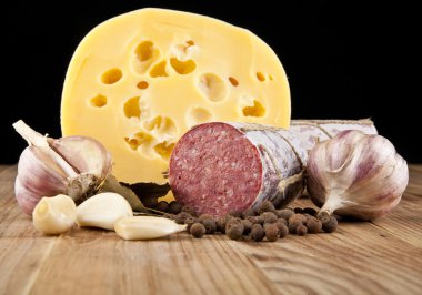 Salame, sarımsak ve defne yaprağı