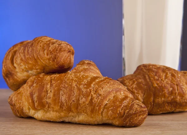 Vaso de leche con croissants —  Fotos de Stock