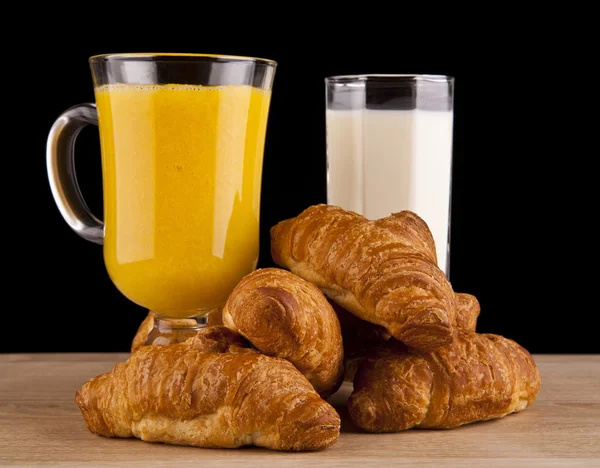 Orange juice och mjölk med croissanter — Stockfoto