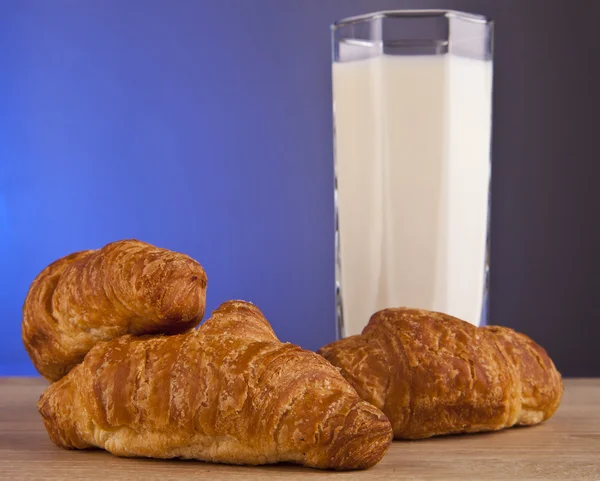 Vidro de leite com croissants — Fotografia de Stock