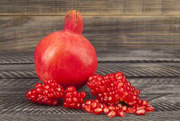 Rode Granaatappel Houten Ondergrond Fruit Een Houten Ondergrond Detail Voor — Stockfoto