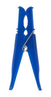 Beyaz arka planda mavi plastik mandal var. Tasarım ayrıntıları. Tasarım elemanları. Makro. Tam odaklanma. Kartvizitler, kartpostallar ve posterler için arka plan