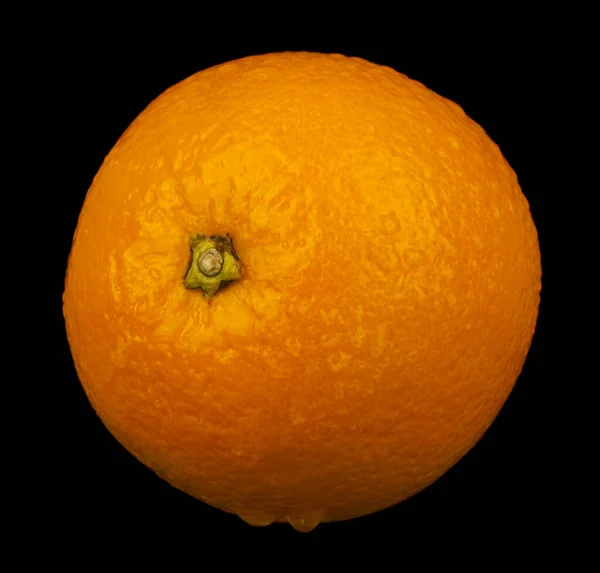 被黑色背景隔离的橘子 设计的细节 设计元素 全神贯注名片 明信片和海报的背景 食品物体的设计 — 图库照片