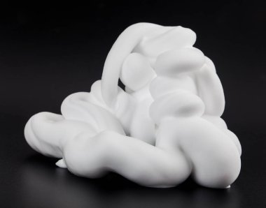 Tıraş köpüğü siyah arka planda izole edilmiş. Tasarım ayrıntıları. Tasarım elemanları. Makro. Tam odaklanma. Kartvizitler, kartpostallar ve posterler için arka plan