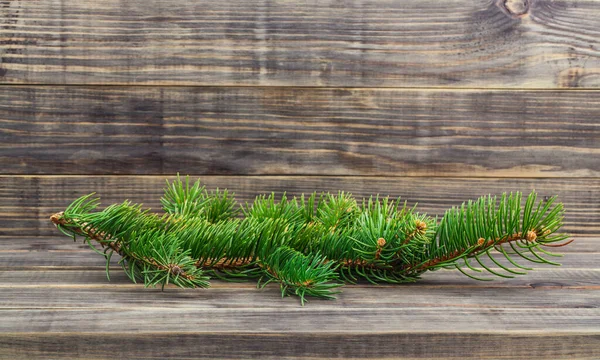Grüner Zweig Eines Weihnachtsbaums Auf Einem Holztisch Ein Ast Eines — Stockfoto