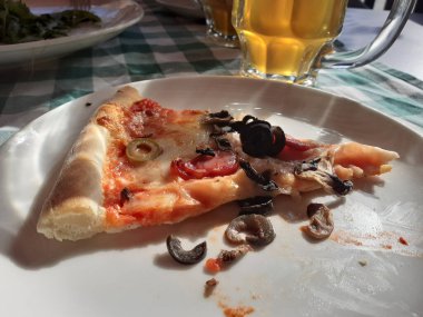 Tabakta kalan pizzalar. Pizza çok lezzetliydi. Tasarım ayrıntıları. Tasarım elemanları. Makro. Tam odaklanma. Kartvizitler, kartpostallar ve posterler için arka plan