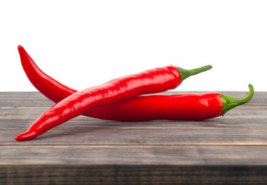 Kırmızı biber beyaz arka planda izole edilmiş. Tasarım ayrıntıları. tasarım elemanları. Makro. Tam odaklanma. Kartvizitler, kartpostallar ve posterler için arka plan.